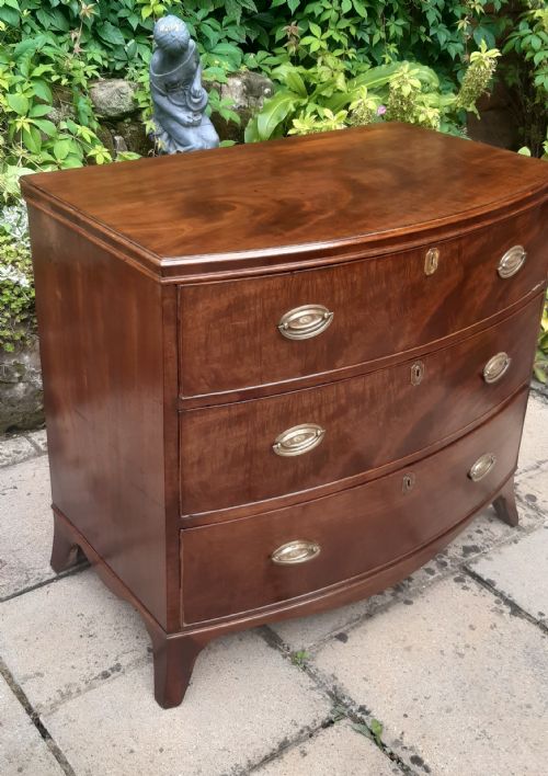 small georgian bow fronted chest of drawers - CATEGORY: ANTIQUE CHEST OF DRAWERS - DATED GEORGIAN