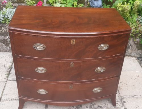 SMALL GEORGIAN BOW FRONTED CHEST OF DRAWERS - ADDITIONAL PHOTO 1