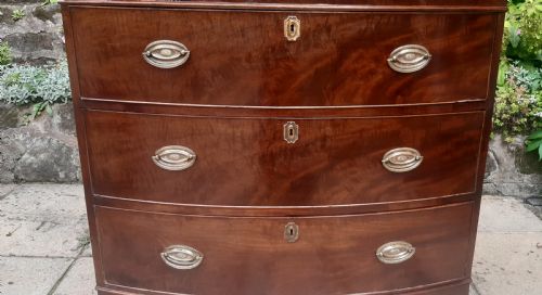 SMALL GEORGIAN BOW FRONTED CHEST OF DRAWERS - ADDITIONAL PHOTO 3