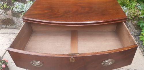 SMALL GEORGIAN BOW FRONTED CHEST OF DRAWERS - ADDITIONAL PHOTO 4