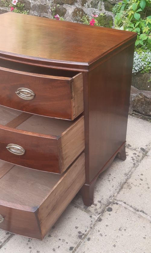 SMALL GEORGIAN BOW FRONTED CHEST OF DRAWERS - ADDITIONAL PHOTO 6