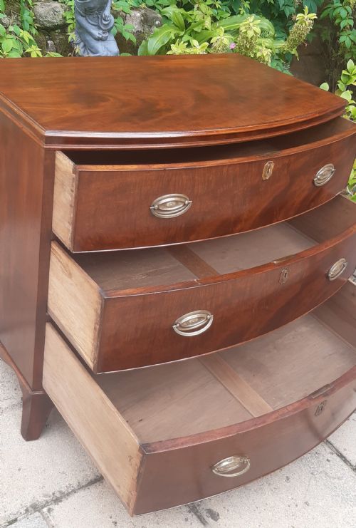SMALL GEORGIAN BOW FRONTED CHEST OF DRAWERS - ADDITIONAL PHOTO 7