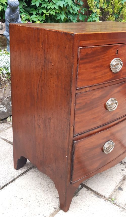SMALL BOW FRONT CHEST OF DRAWERS - ADDITIONAL PHOTO 4