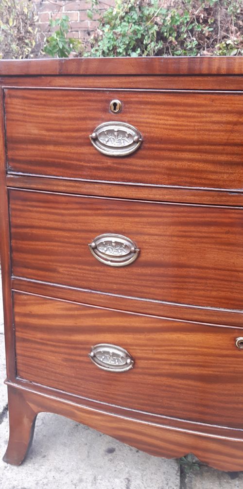 SMALL BOW FRONT CHEST OF DRAWERS - ADDITIONAL PHOTO 4