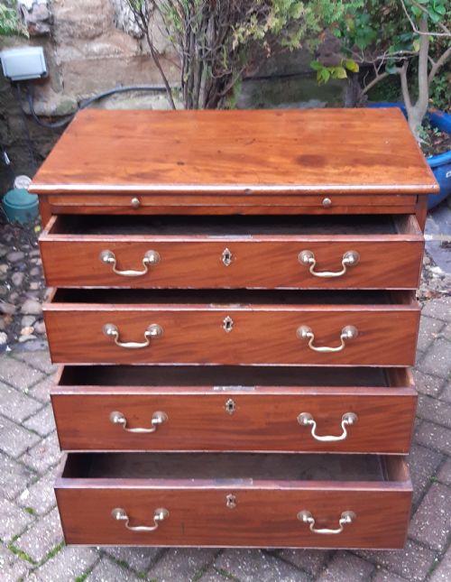 SMALL GEORGIAN MAHOGANY CHEST OF DRAWERS - ADDITIONAL PHOTO 6
