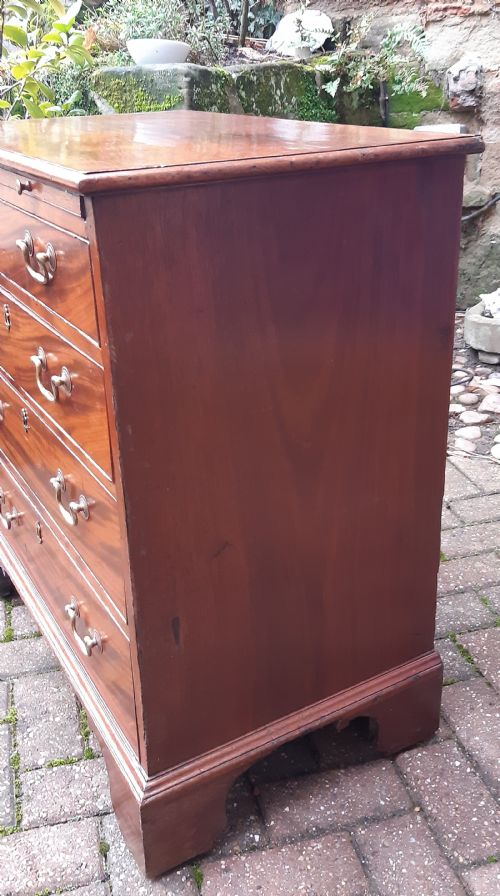 SMALL GEORGIAN MAHOGANY CHEST OF DRAWERS - ADDITIONAL PHOTO 7