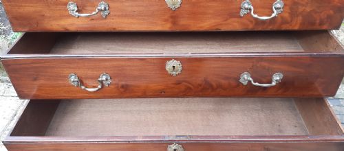 A RARE SIZED GEORGIAN CHEST ON CHEST - ADDITIONAL PHOTO 8
