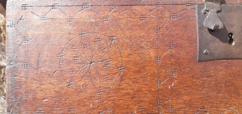 VERY SMALL OAK SWORD CHEST COFFER - ADDITIONAL PHOTO 2