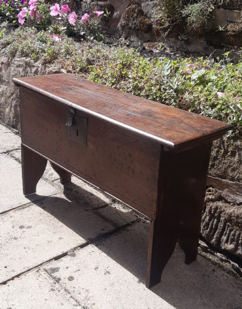 VERY SMALL OAK SWORD CHEST COFFER - ADDITIONAL PHOTO 11