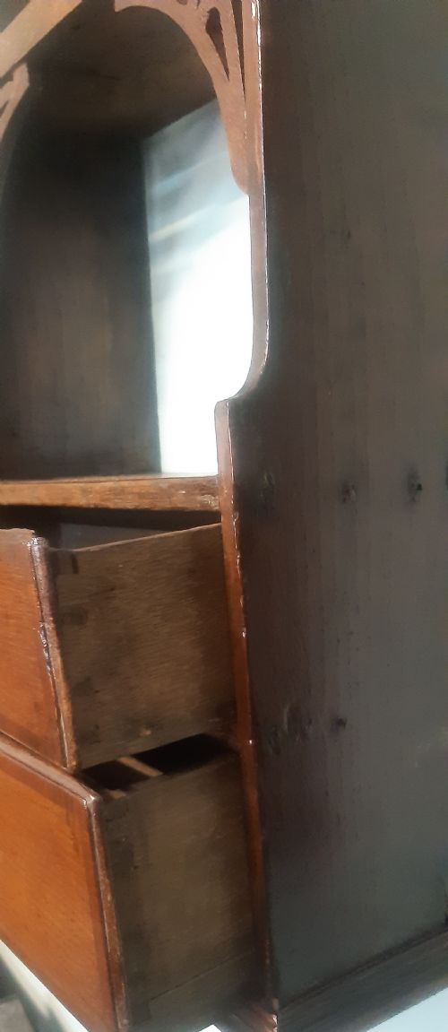 A RARE PAIR OF HANGING SHELVES - ADDITIONAL PHOTO 3
