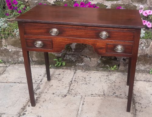 georgian mahogany dressing table - CATEGORY: ANTIQUE DRESSING TABLES - DATED GEORGIAN