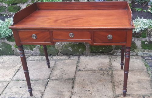 superb georgian dressing or writing table - CATEGORY: ANTIQUE TABLES - DATED 1800