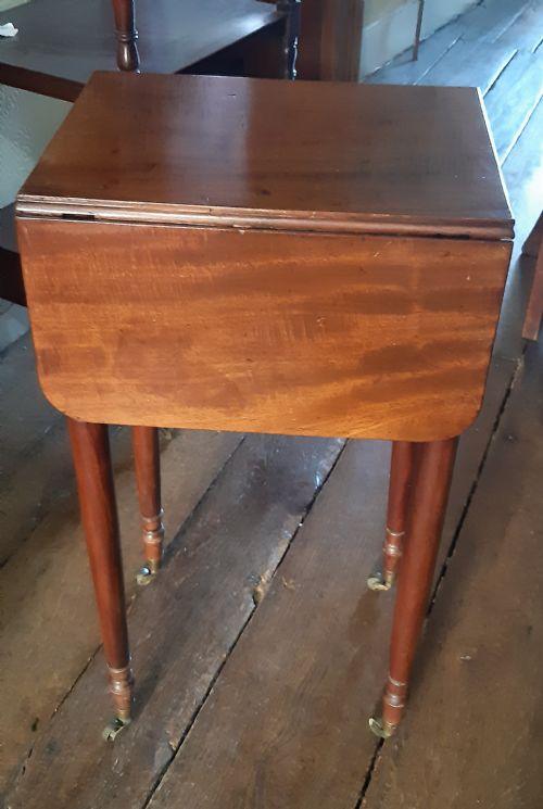 SMALL LAMP PEMBROKE TABLE - ADDITIONAL PHOTO 3