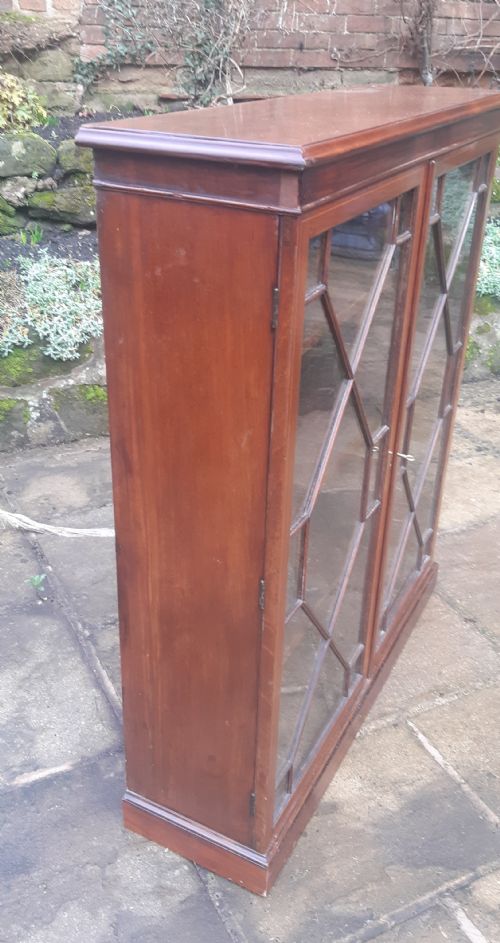 PRETTY GLAZED BOOKCASE MAHOGANY - ADDITIONAL PHOTO 3