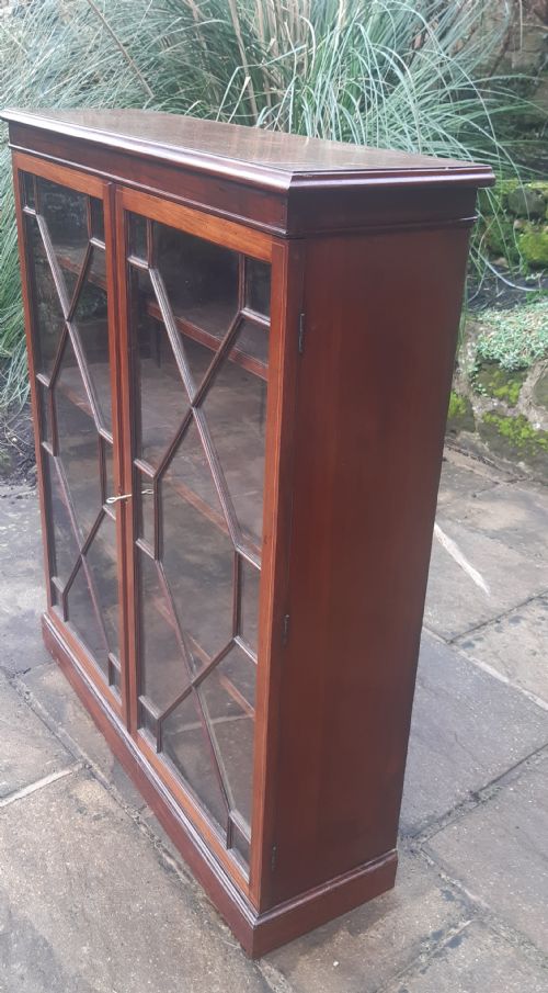 PRETTY GLAZED BOOKCASE MAHOGANY - ADDITIONAL PHOTO 4