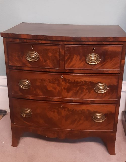 small bow fronted mahogany chest of drawers - CATEGORY: ANTIQUE CHEST OF DRAWERS - DATED 19TH CENTURY