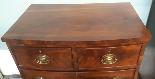 SMALL BOW FRONTED MAHOGANY CHEST OF DRAWERS - ADDITIONAL PHOTO 1