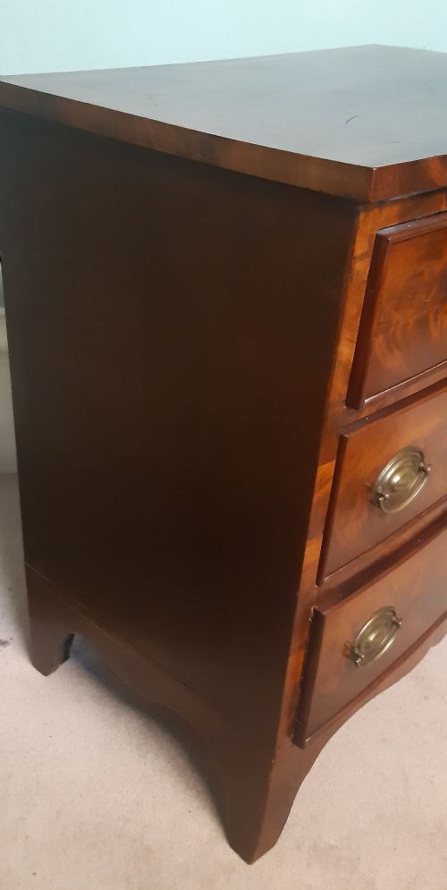 SMALL BOW FRONTED MAHOGANY CHEST OF DRAWERS - ADDITIONAL PHOTO 2