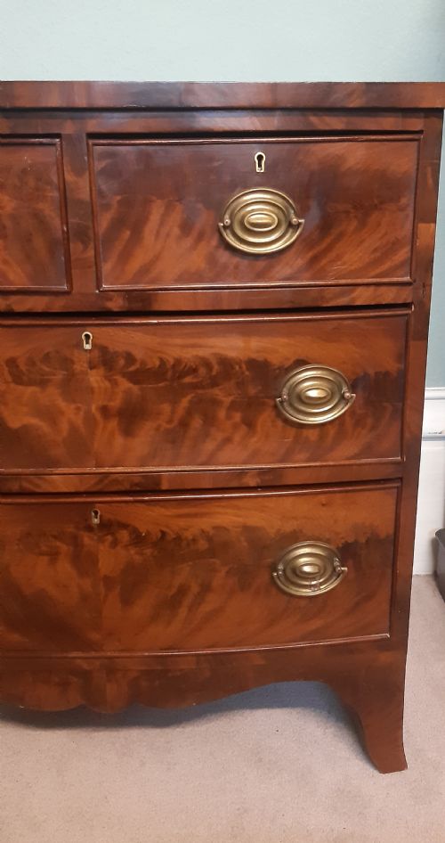 SMALL BOW FRONTED MAHOGANY CHEST OF DRAWERS - ADDITIONAL PHOTO 3