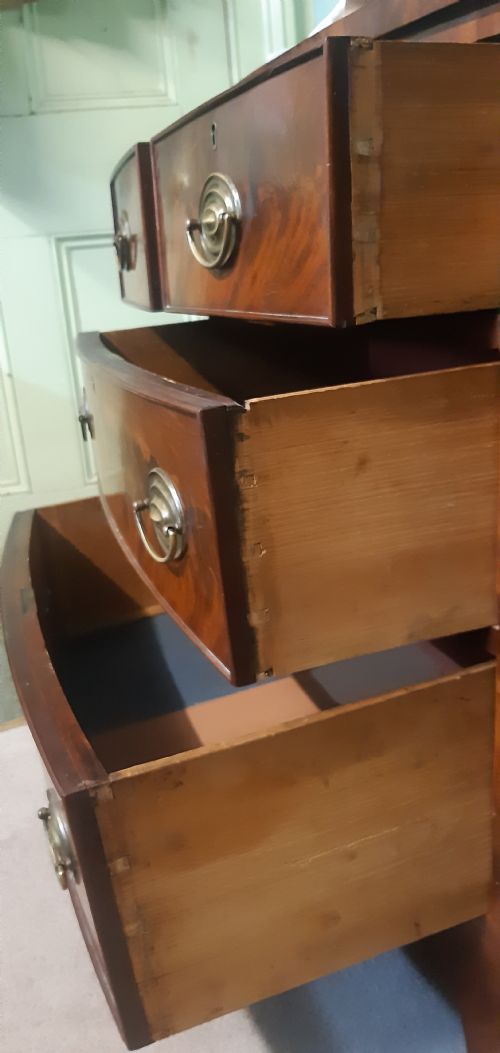 SMALL BOW FRONTED MAHOGANY CHEST OF DRAWERS - ADDITIONAL PHOTO 4