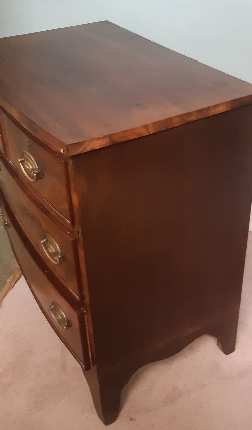 SMALL BOW FRONTED MAHOGANY CHEST OF DRAWERS - ADDITIONAL PHOTO 5