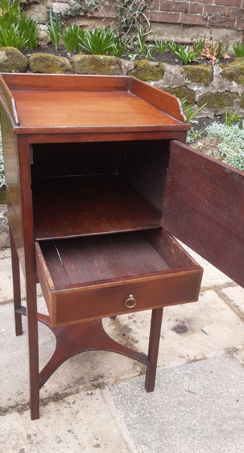 BEDSIDE CUPBOARD TABLE - ADDITIONAL PHOTO 3