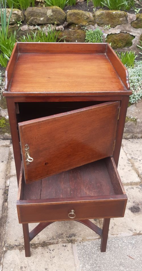 BEDSIDE CUPBOARD TABLE - ADDITIONAL PHOTO 4