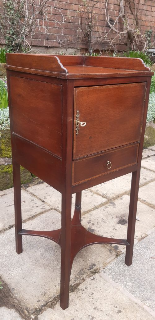 BEDSIDE CUPBOARD TABLE - ADDITIONAL PHOTO 6