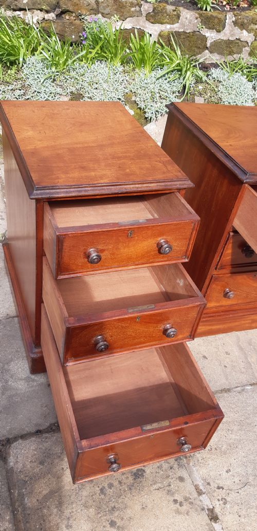 A PAIR OF BEDSIDE DRAWERS MAHOGANY - ADDITIONAL PHOTO 4