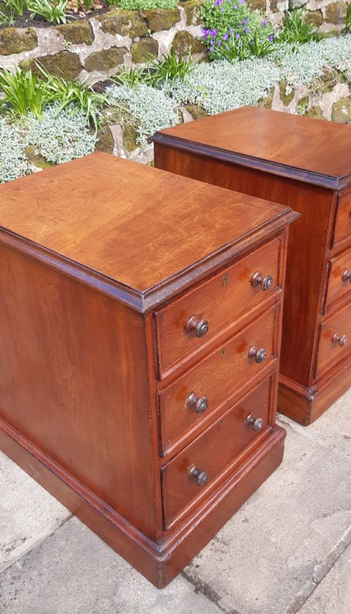 A PAIR OF BEDSIDE DRAWERS MAHOGANY - ADDITIONAL PHOTO 10