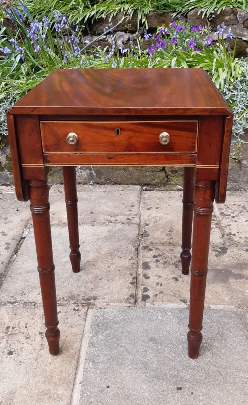 pretty small lamp pembroke table - CATEGORY: ANTIQUE TABLES - DATED 19TH CENTURY