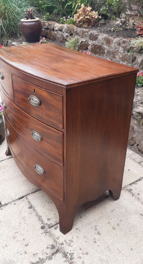 LOVELY SMALL BOW FRONT CHEST OF DRAWERS GEORGIAN - ADDITIONAL PHOTO 3