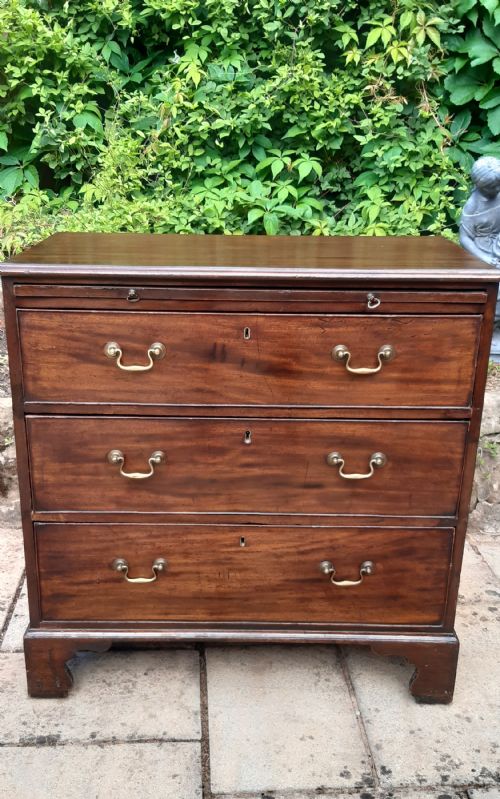 small 18th century mahogany chest of drawers with brushing slide - CATEGORY: ANTIQUE CHEST OF DRAWERS - DATED 18TH CENTURY