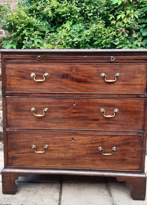 SMALL 18TH CENTURY MAHOGANY CHEST OF DRAWERS WITH BRUSHING SLIDE - ADDITIONAL PHOTO 1