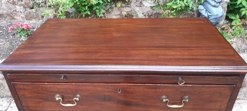 SMALL 18TH CENTURY MAHOGANY CHEST OF DRAWERS WITH BRUSHING SLIDE - ADDITIONAL PHOTO 2
