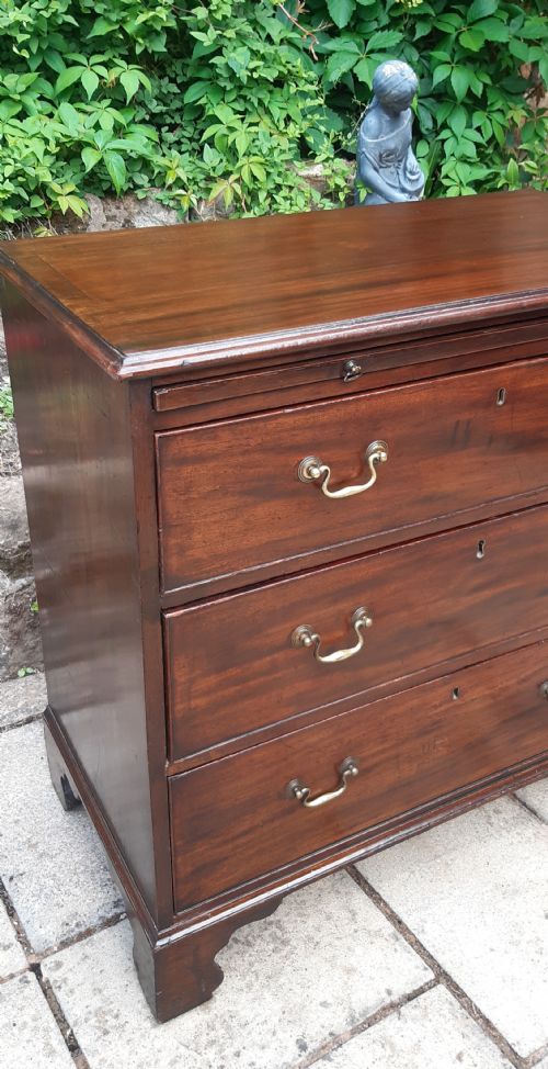 SMALL 18TH CENTURY MAHOGANY CHEST OF DRAWERS WITH BRUSHING SLIDE - ADDITIONAL PHOTO 3