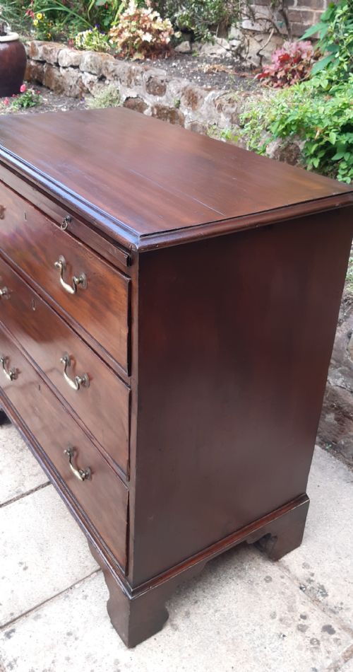 SMALL 18TH CENTURY MAHOGANY CHEST OF DRAWERS WITH BRUSHING SLIDE - ADDITIONAL PHOTO 4