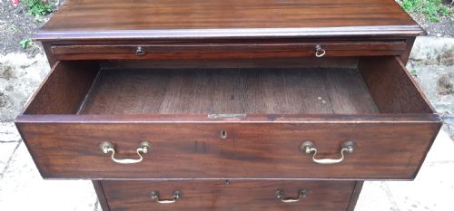 SMALL 18TH CENTURY MAHOGANY CHEST OF DRAWERS WITH BRUSHING SLIDE - ADDITIONAL PHOTO 5