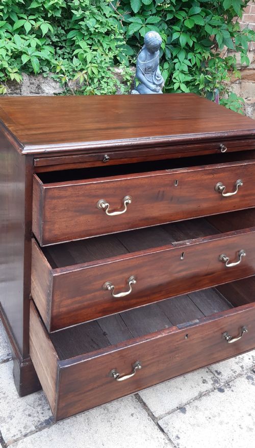 SMALL 18TH CENTURY MAHOGANY CHEST OF DRAWERS WITH BRUSHING SLIDE - ADDITIONAL PHOTO 6