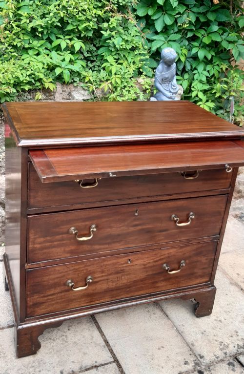 SMALL 18TH CENTURY MAHOGANY CHEST OF DRAWERS WITH BRUSHING SLIDE - ADDITIONAL PHOTO 7