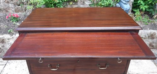 SMALL 18TH CENTURY MAHOGANY CHEST OF DRAWERS WITH BRUSHING SLIDE - ADDITIONAL PHOTO 8