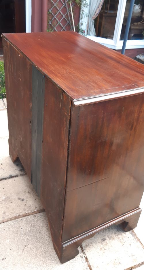 SMALL 18TH CENTURY MAHOGANY CHEST OF DRAWERS WITH BRUSHING SLIDE - ADDITIONAL PHOTO 9