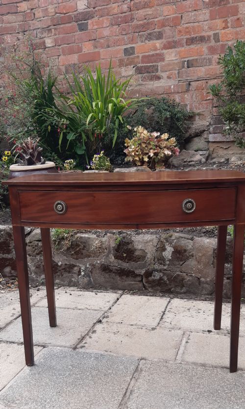 GEORGIAN MAHOGANY BOW FRONTED SIDE TABLE - ADDITIONAL PHOTO 1