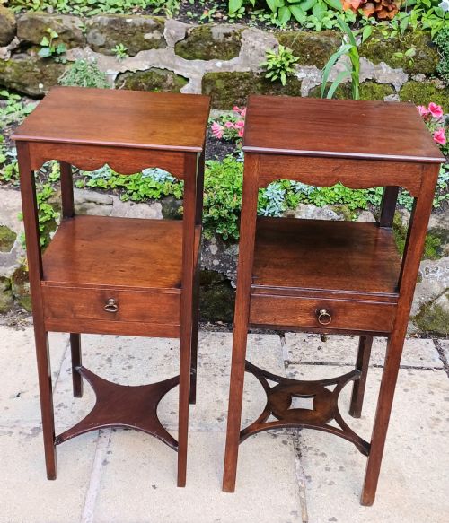 A PAIR OF MATCHED GEORGIAN MAHOGANY BEDSIDE TABLES - ADDITIONAL PHOTO 1