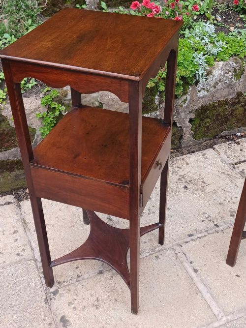 A PAIR OF MATCHED GEORGIAN MAHOGANY BEDSIDE TABLES - ADDITIONAL PHOTO 5