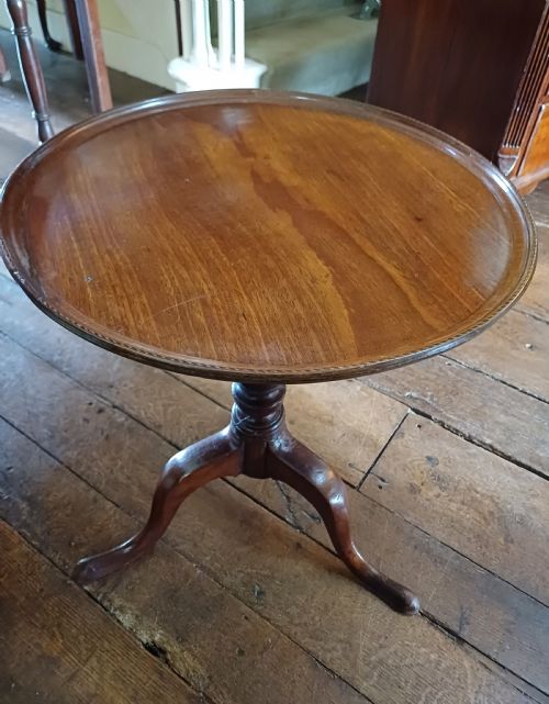A REALLY SWEET GEORGIAN LOW TRIPOD TABLE - ADDITIONAL PHOTO 3