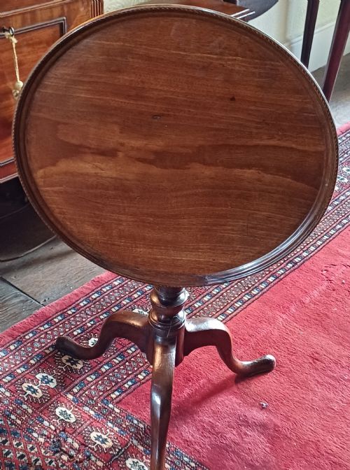 A REALLY SWEET GEORGIAN LOW TRIPOD TABLE - ADDITIONAL PHOTO 4