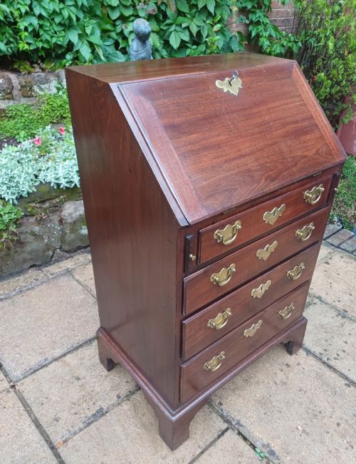 SMALL RARE SIZED GEORGIAN MAHOGANY BUREAU - ADDITIONAL PHOTO 2