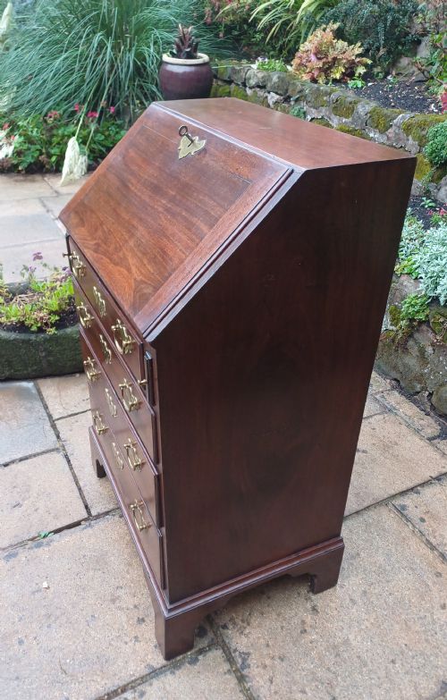 SMALL RARE SIZED GEORGIAN MAHOGANY BUREAU - ADDITIONAL PHOTO 3