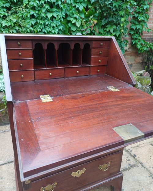 SMALL RARE SIZED GEORGIAN MAHOGANY BUREAU - ADDITIONAL PHOTO 6